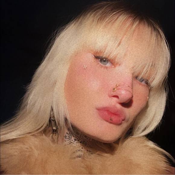 Meet your Posher, Julia - Picture 1 of 1